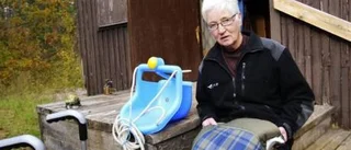 Pensionären Laila Hellgren samlar kläder och prylar till fattiga