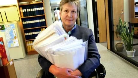 HÖGARNA VÄXER. Charlotte Criwall, chef för samhällsbyggnadsförvaltningens myndighetsavdelning, visade i början av maj upp de högar av bygglovsansökningar som lämnades in veckan innan nya plan- och bygglagen (samt höjda taxor) trädde i kraft. Sedan dess har högarna bara fortsatt att växa. Foto: Tommy Söderlund/Arkiv