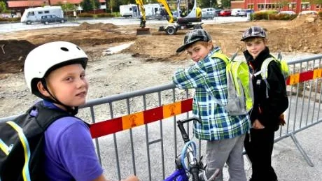 FÖRVANDLING. Fabian Ahlgren, Elias Bandelin och Benjamin Bandelin, alla 9 år, följer med intresse arbetet med nya lekplatsen vid "Gråbo ground zero".