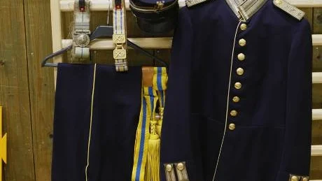 Paraduniform. Från Bohus regemente anno 1895, komplett med sabel och bälten. Bjuds ut för 7 500 kronor.
