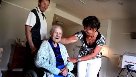Nöjd. Vega Jacobsson, 99 år, är nöjd med sin nya lägenhet. Hon fick hjälp av sonen Bengt Åke och svärdottern Evy med att komma i ordning.FOTO: HENRIK RADHE