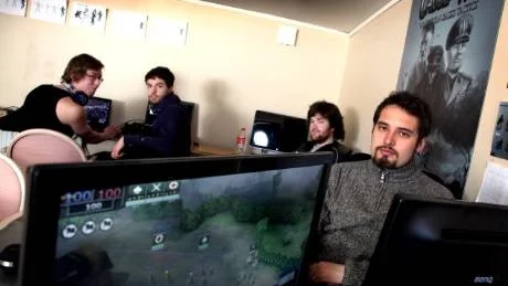 Power of 2 och Zeal 12. Robin Flodin, närmast kameran, och Ola Nilsson, Ted Löfgren och Rasmus Davidsson jobbar fram nya spel i den gotländska studion på Stenkumlaväg.