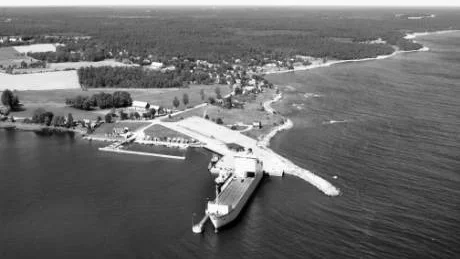 ska säljas. Kappelshamns hamn ska säljas. År 2009 var hamnen ute till försäljning, då var det bara Rederi AB Gotland som la bud. Rederiet är fortfarande intresserat av att köpa hamnanläggningen.                                                                                           Foto: gunnar britse