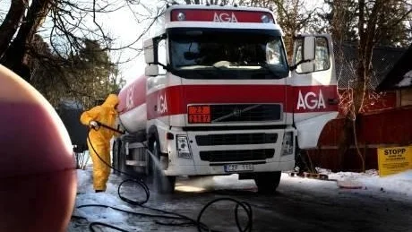 Desinfektion. Alla människor och fordon som passerade avspärrningarna till gården var tvungna att genomgå desinfektion. Distriktsveterinären Sara Eriksdotter Engsfrid spolade av gasbilen.Foto: HENRIK RADHE