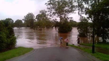 <7GT_Bildrubrik>Översvämmat.</7GT_Bildrubrik> Vattnet står fortfarande högt i Brisbane, Australien. "Vi är lyckligt lottade som bor på en kulle", säger gotländska Inger Stenhof. Hennes hem har därmed klarat sig, men de flesta vägarna ut ur området är fortfarande under vatten.FOTO: Brian Hastings