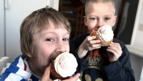Emil och Viktor Juteskog, som bara fick knäckebröd på fritids, blev bjudna på semlor av GT.