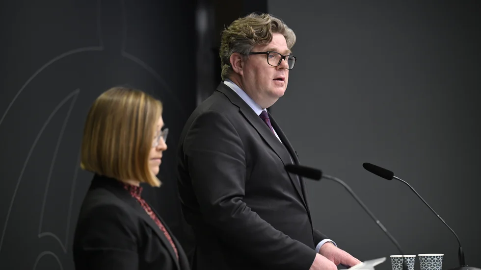 Utredaren Karin Erlingsson, rättschef på Tullverket, och justitieminister Gunnar Strömmer (M).
