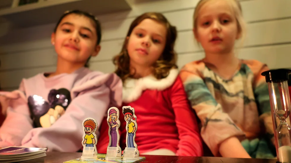 Jeff, Yumi och Tomu har rymt från fängelsehålan och tagit sig i mål vid regnbågen på den gröna ängen. Aisha Omar, Emma Sohlman och Lotta Garpebring antog Spelmästarens utmaningar med liv och lust.