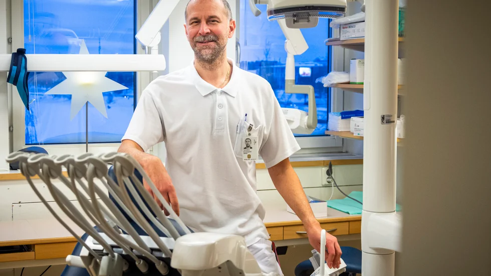 "Det blir väldigt sårigt och irriterar och mycket mer inflammerat än med brunt snus", säger specialisttandläkaren Konstantin Sarkissov, som varnar för riskerna med det vita snuset.