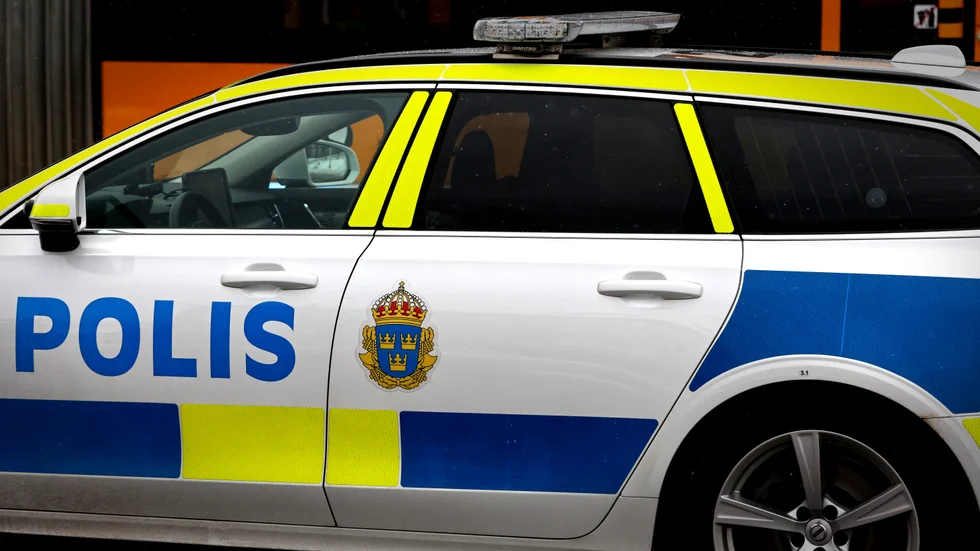 Polisen omhändertog kvinnan på grund av berusning och hade vid 18-tiden på kvällen ännu inte kunnat förhöra henne.
