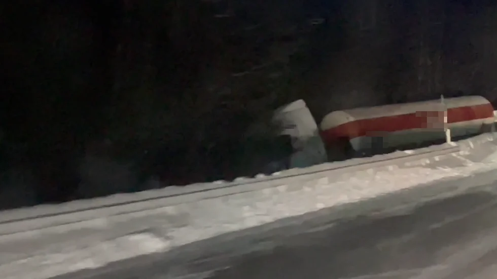 Lastbilen hamnade i diket. Enligt en operatör vid räddningstjänstens ledningscentral behövde chauffören väja för en annan lastbil.