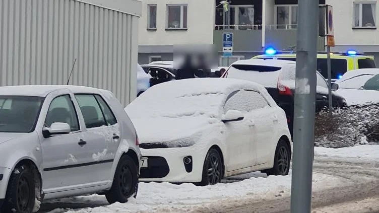 Polisen på plats i Ektorp på söndagen. Bilarna närmast i bild har dock inget med polisens misstankar att göra.