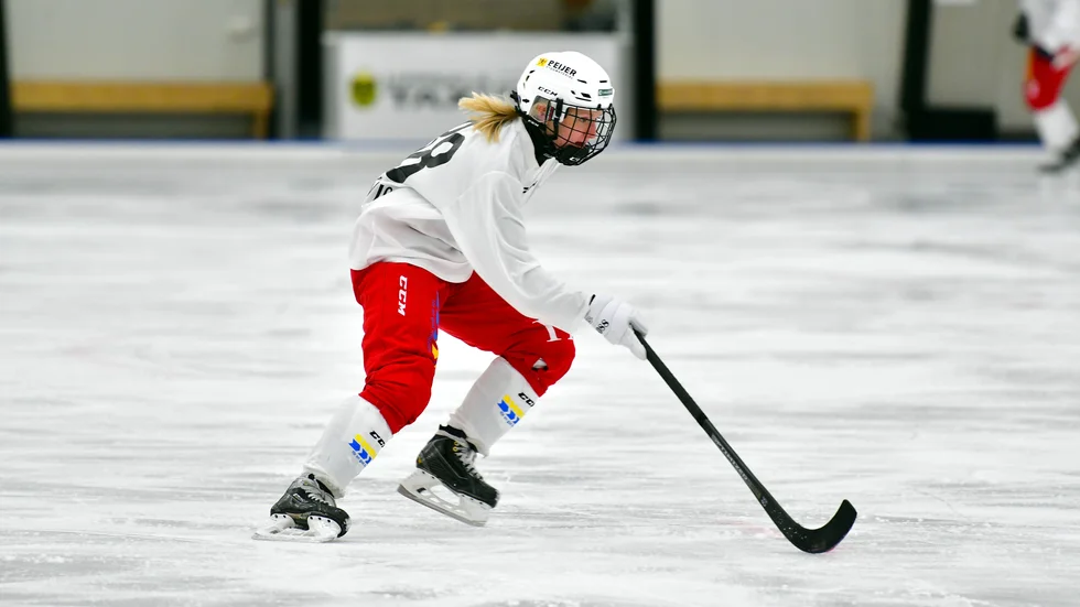 Wilma Thörnkvist hade knappt stått på ett par skridskor på flera år när hon började spela bandy i Uppsala Bois. Här under en träning i Recocerhallen.