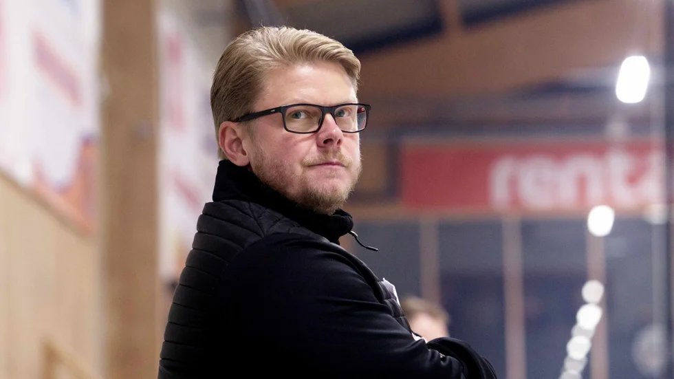 Jens Brändström har haft en betydligt mer harmonisk sommar. "Vi är nöjda med lagbygget och sen vill vi också ta ansvar att ha rätt så lokal förankring", säger tränaren.