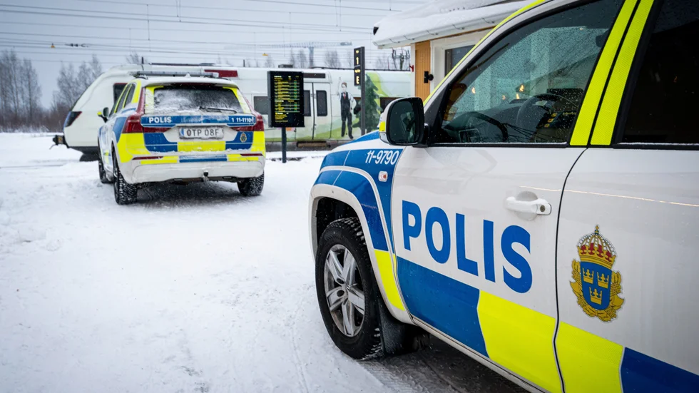 Mannen och kvinnan har varit häktade sedan mitten på november. Efter rättegången blev mannen kvar i häktet och kvinnan försattes på fri fot då det inte längre finns skäl för häktning.