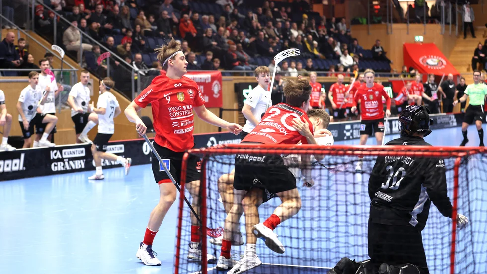 Storvretas Sakarias Ulriksson slänger sig över Helsingborgs Simon Nilsson.