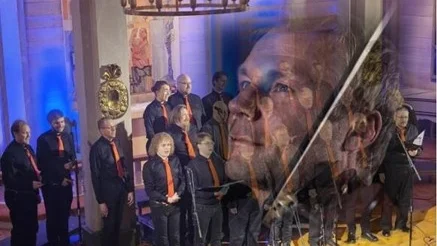 Manskören Berget och riksspelmannen Daniel Wikslund uppträder i Dansens hus.