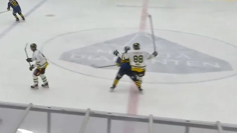 Wings Joel Linnander tacklar ESK:s Tobias Smids. 
