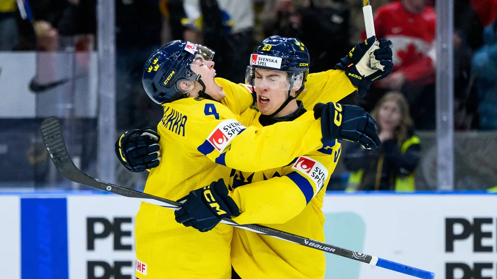 Axel Sandin Pellikka skriker ut sin glädje efter Jonathan Lekkerimäki (t.h) hade skjutit in 3–2 i JVM-semifinalen. Nu väntar final för Juniorkronorna.