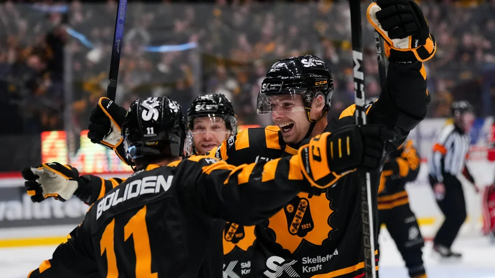 Anton Olsson jublar med sina lagkamrater efter att Max Lindholm gett AIK ledningen hemma mot Luleå, dagen innan nyårsafton.