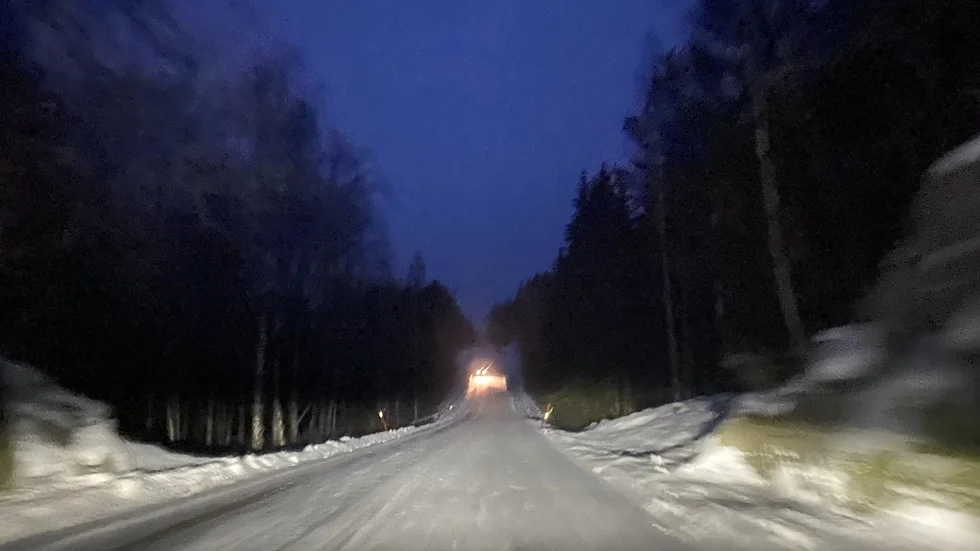 Hemtjänstbilen skumpar fram mellan Korshult och Falerum. Blankis ligger under snötäcket.