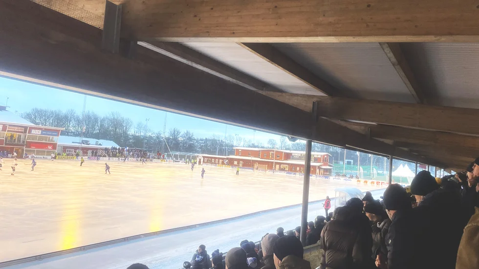 Annandagsbandy i Motala mellan IFK och Rättvik.