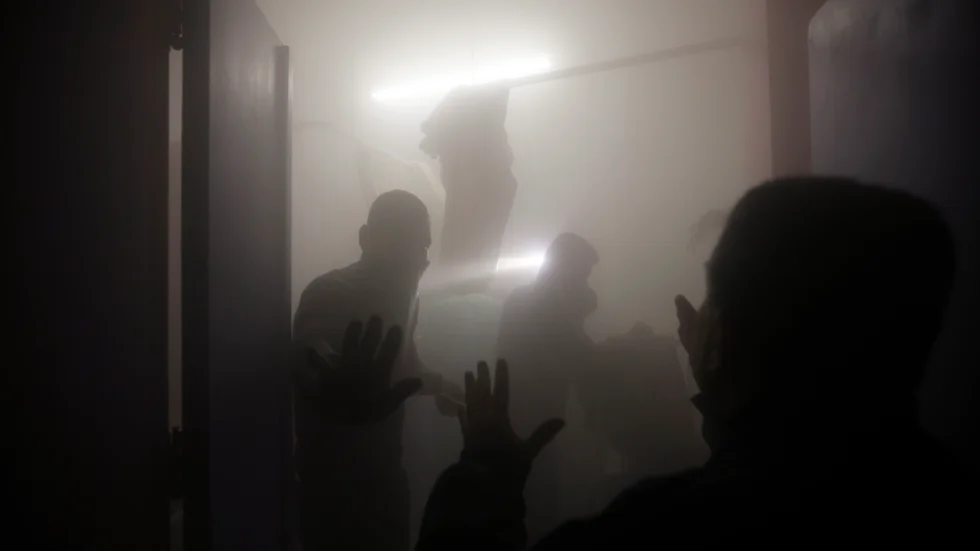 Palestinsk vårdpersonal efter en tidigare israelisk attack mot Nassersjukhuset i december.