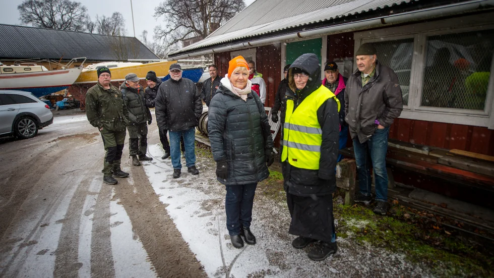 
Ing-Mari Sterner och Solveig Wahlström i förgrunden oroas tillsammans med övriga sjöbodsägare att de snart kan bli av med något som är en del av Oxelösunds kulturmiljö.
