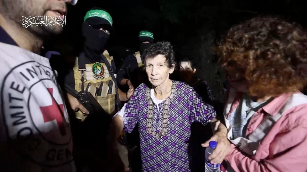 85-åriga Yocheved Lifshitz, som togs som gisslan av Hamas den 7 oktober, friges den 23 oktober. Till vänster syns emblemet på den ICRC-ledsagare som står i begrepp att ta Lifshitz till hemlandet Israel. Bilden är tagen från en video som distribuerats av terrorstämplade Hamas väpnade gren al-Qassam-brigaderna.