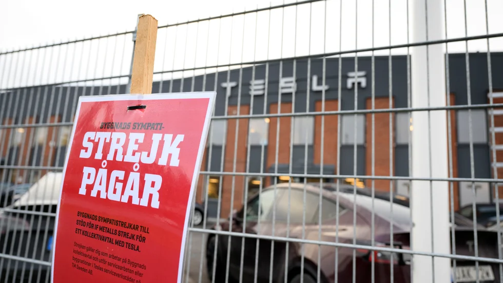 Strejkskylt utanför Teslas Servicecenter i Segeltorp. Arkivbild.