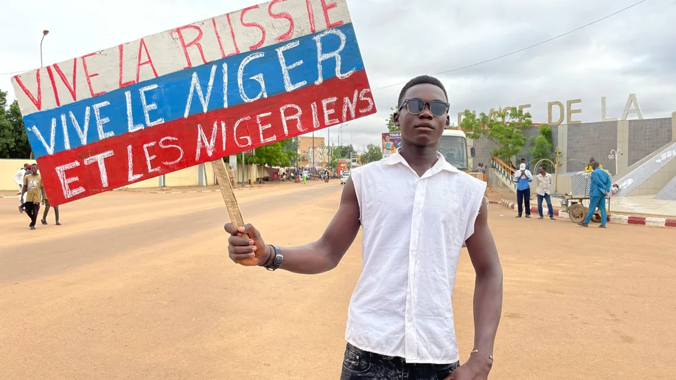 En anhängare till juntan i Niger håller tidigare i veckan upp ett plakat med den ryska flaggans färger och texten: Leve Ryssland, leve Niger och leve nigerierna.