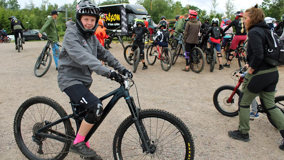 14-åriga Iris Fherm var en av deltagarna i endurotävlingen. "Jag ska köra fyra sträckor, det ska bli kul."