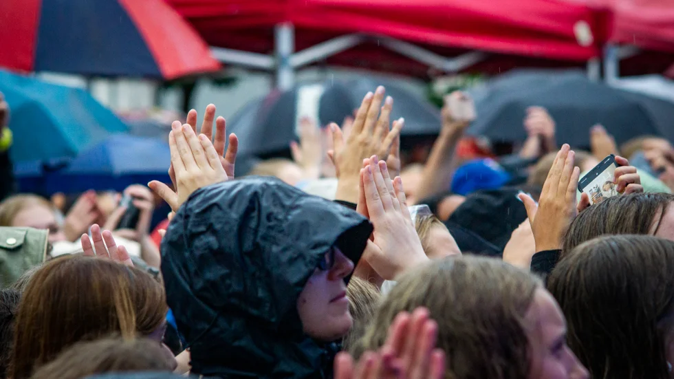 Trots regn var det många som dök upp under torsdagens stora gratiskonsert i Eskilstuna.