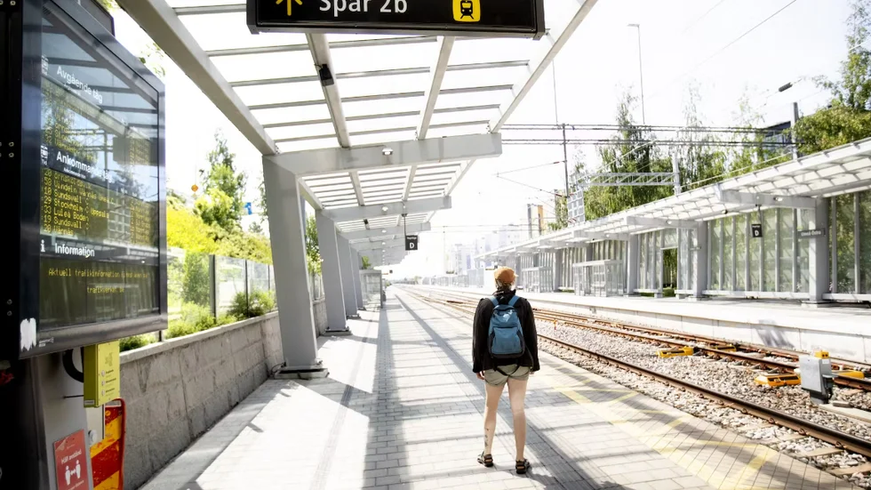 Ellinor tar tåget till Ö-vik och jobbet som nattsjuksköterska tio nätter i månaden. – Jag älskade mitt jobb men frågan är hur länge en ska kämpa och låta jobbet gå ut över det privata.