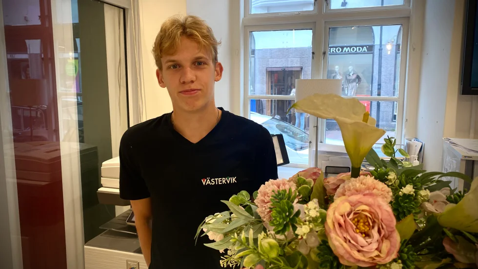 Elias Hallberg jobbar som turistinformatör på Västerviks turistbyrå och upplever en ökning av utländska turister det här året. 