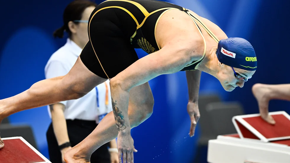 Sarah Sjöström tog medleydamerna till heatseger i försöken i VM.