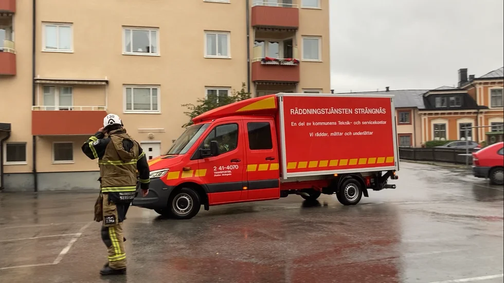 Räddningstjänsten rullar in på tidningens parkering.