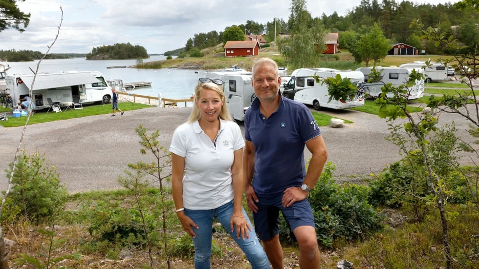 Cassandra och Casimir Danielsson köpte Eriksvik 2021 och har i mitten av juli öppnat tio ställplatser.