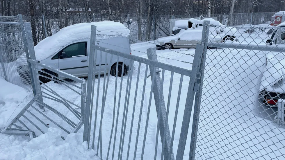 Polisen omhändertog bilen från den notoriska rattfylleristen och låste in den i sin förvaring bakom polishuset. Men under natten mot tisdag snodde mannen tillbaka sin bil och rammade gallergrinden när han försvann.