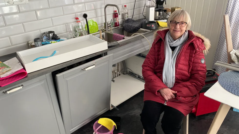 Kerstin Berg vid diskbänken. Det var där under som vattenläckan var.