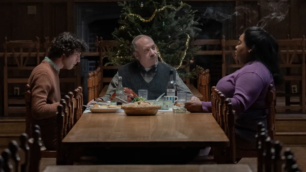 Eleven Angus (Dominic Sessa) måste tillbringa jullovet med läraren Hunham (Paul Giamatti) och kokerskan Mary (Da'Vine Joy Randolph).