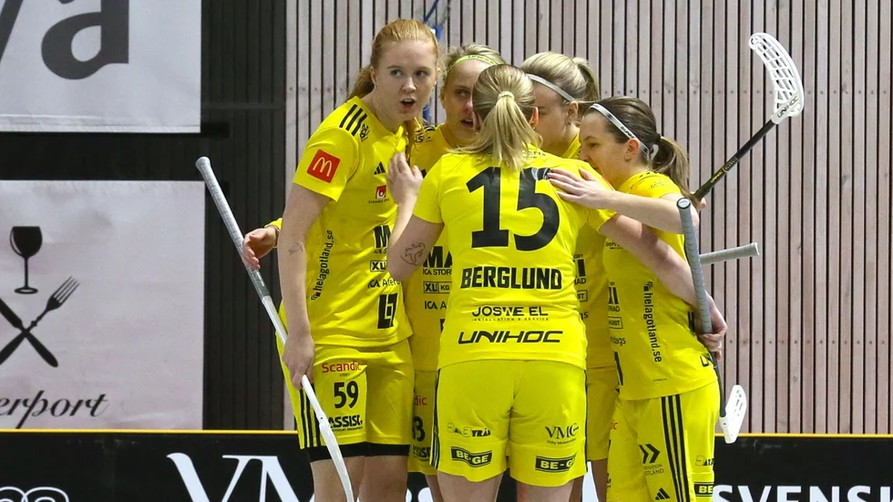 Stina Ander, längst till vänster, har tvingats operera sin ena fot. 