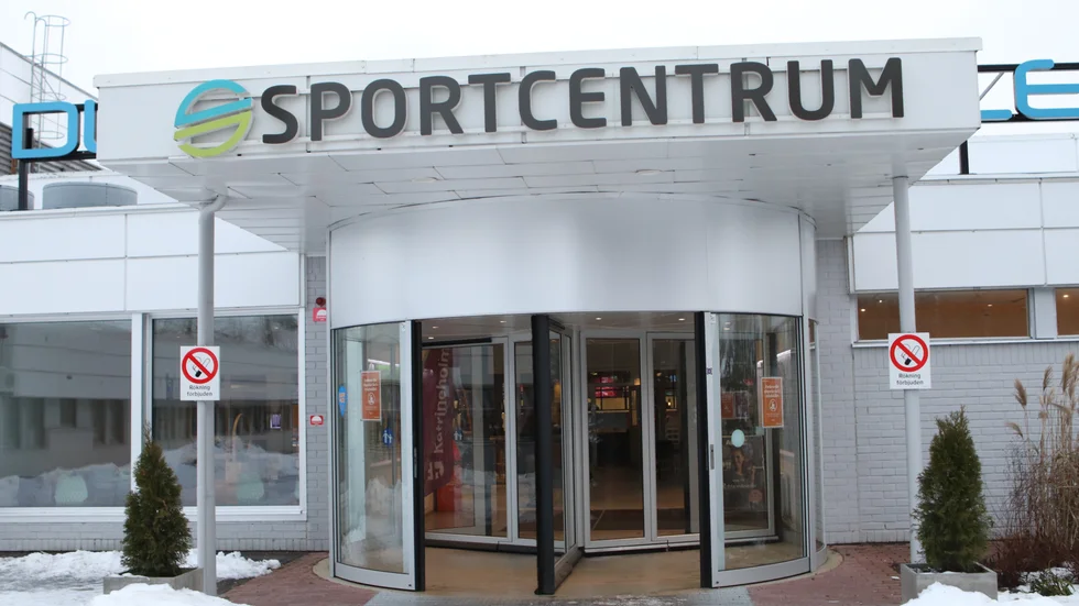 Sportcentrum i Katrineholm. Duveholmshallen i vinterskrud.