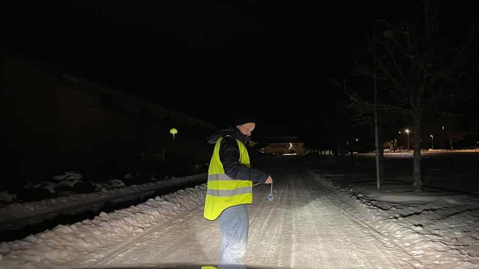 Tidningen har genomfört ett reflextest för att se hur bra man syns i mörket. Här har tidningens reporter Camilla Lillsebbas klätt sig väl i reflexväst.