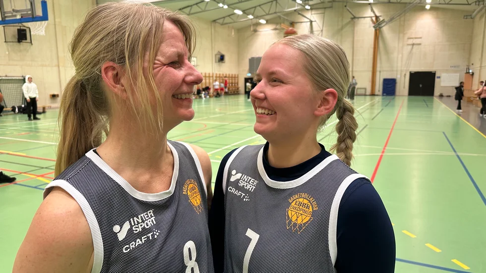 Radarparet. Mamma Ingrid Törnberg och dottern Freja Törnberg spelar basket tillsammans. Ingrid fyller 57 men har inga planer på att sluta.