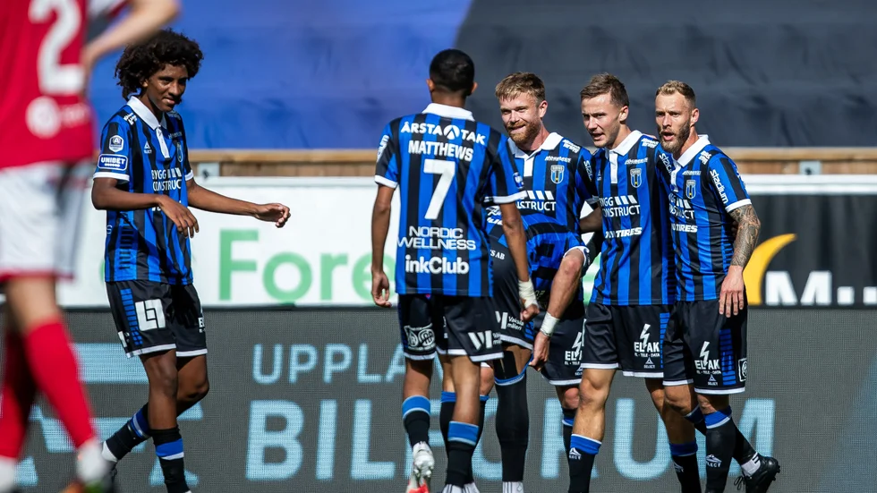 Sirius Melker Heier jublar med lagkamrater efter 2–0-målet mot Kalmar.