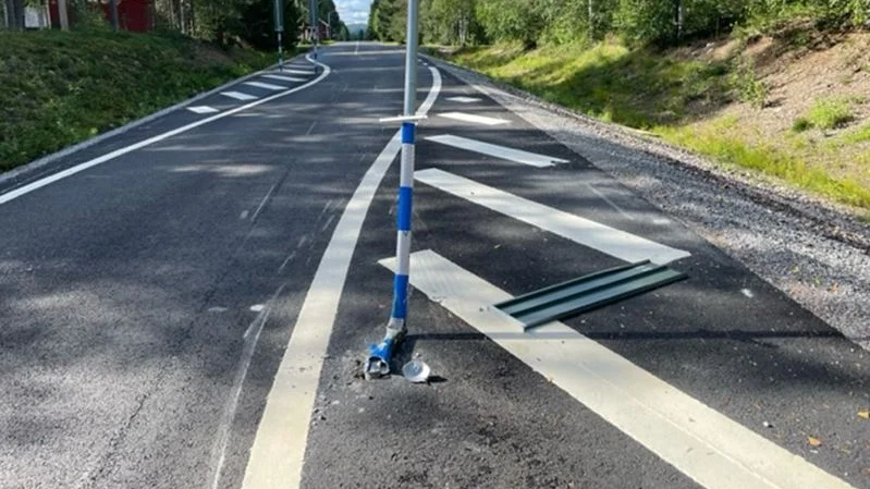 De nymonterade reflexstolparna längs Infjärdenvägen har redan blivit påkörda minst två gånger.