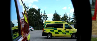 Krock på räddningstjänstens parkering – vit bil smet
