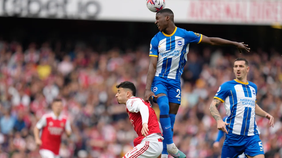 Moises Caicedo, i Brightons blåvita dräkt, är klar för Chelsea. Arkivbild