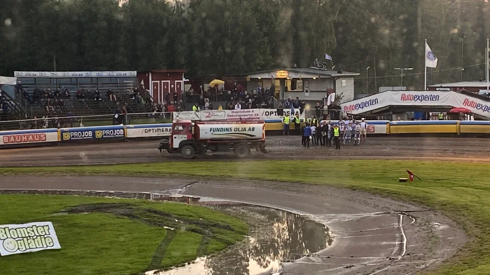 Piraternas hemmamatch mot Indianerna försenades på grund av regn och avbröts med två heat kvar.
